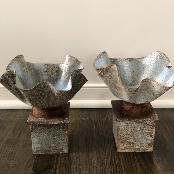 Home Goods Other - Decorative Metal Planters/Objects Pedestal Wavy